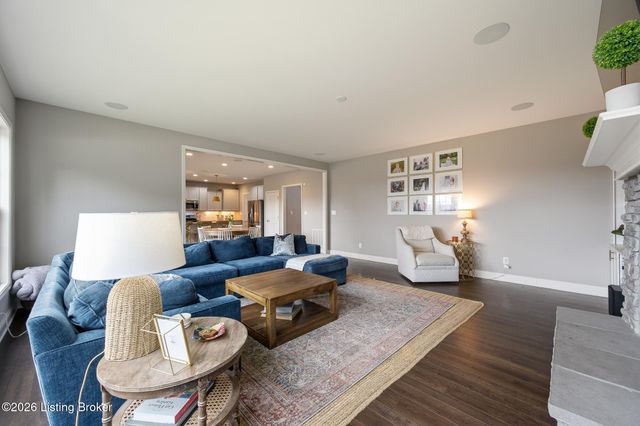 512 Wooded Falls Rd, Louisville, KY 40243