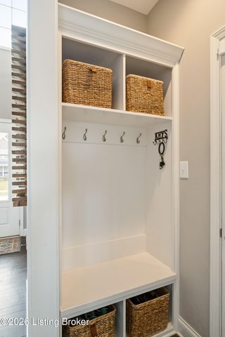 512 Wooded Falls Rd, Louisville, KY 40243