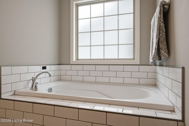 512 Wooded Falls Rd, Louisville, KY 40243