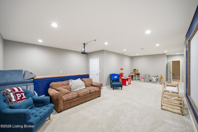 512 Wooded Falls Rd, Louisville, KY 40243