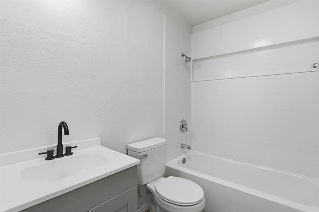 2001 Rushing Springs Trail, Edmond, OK 73013