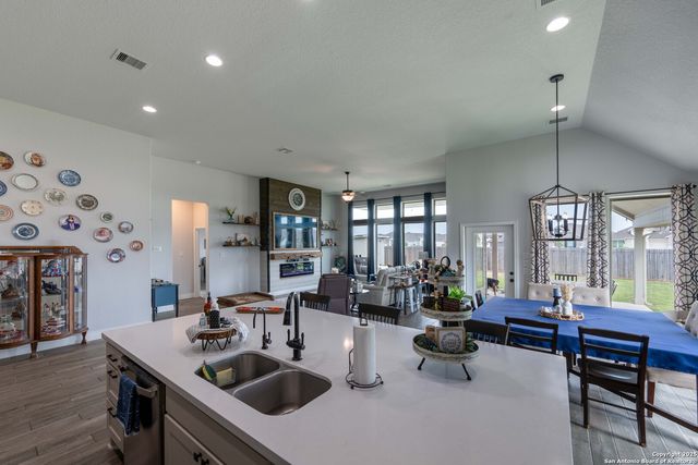 1900 Edgecreek, Seguin, TX 78155