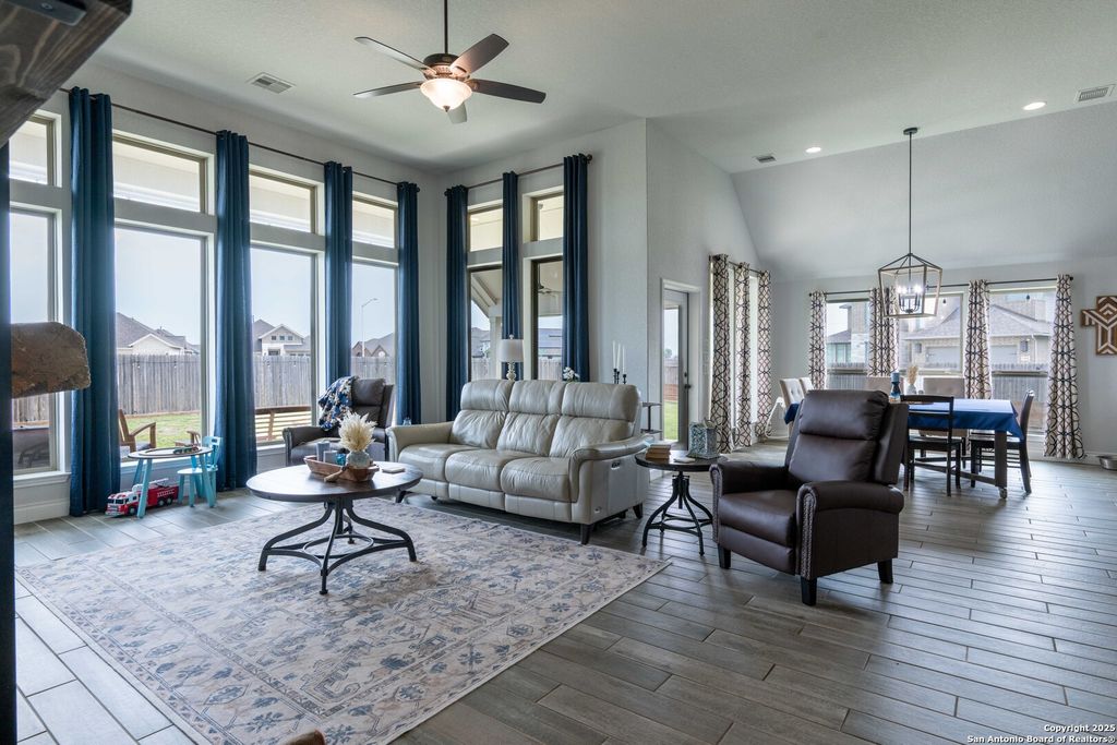 1900 Edgecreek, Seguin, TX 78155