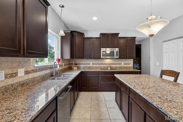 688 Stoney Creek Lane, Ballwin, MO 63021