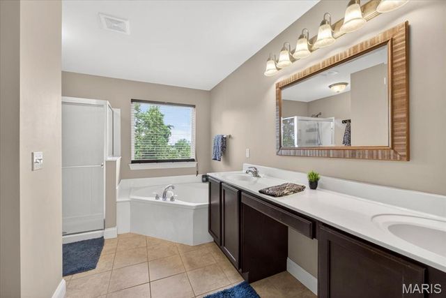 688 Stoney Creek Lane, Ballwin, MO 63021