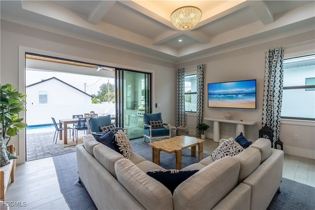 795 108th AVE N, Naples, FL 34108