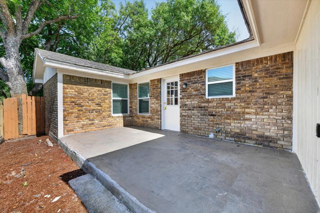 24 Oakmont Court, Pantego, TX 76013