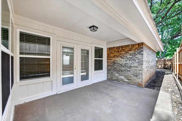 24 Oakmont Court, Pantego, TX 76013