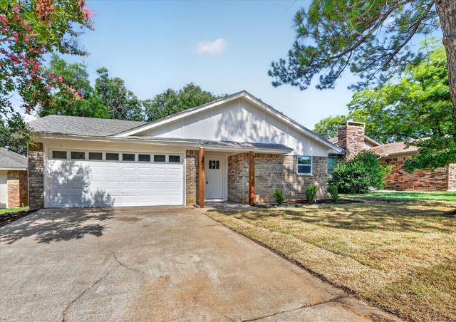 24 Oakmont Court, Pantego, TX 76013