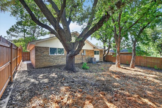 24 Oakmont Court, Pantego, TX 76013