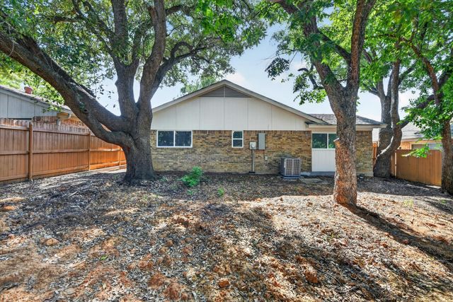 24 Oakmont Court, Pantego, TX 76013