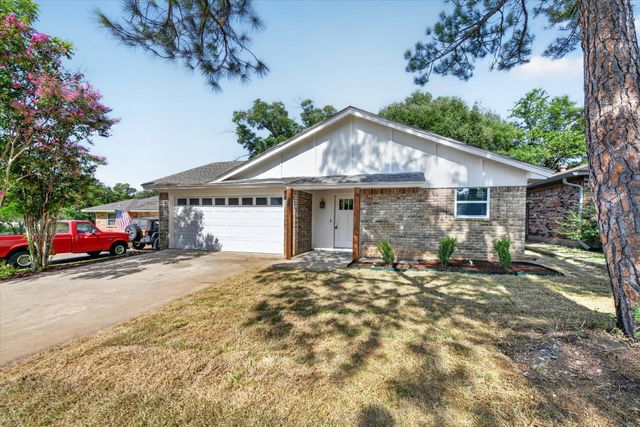24 Oakmont Court, Pantego, TX 76013