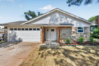 24 Oakmont Court, Pantego, TX 76013