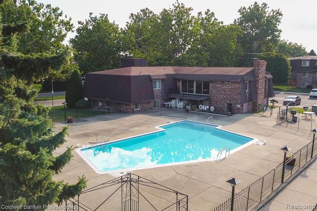 425 Riviera Drive, Saint Clair Shores, MI 48080