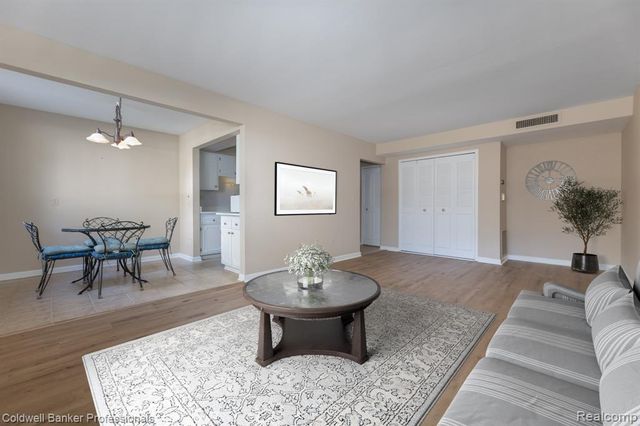 425 Riviera Drive, Saint Clair Shores, MI 48080