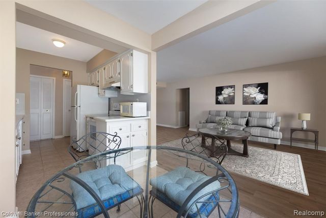 425 Riviera Drive, Saint Clair Shores, MI 48080