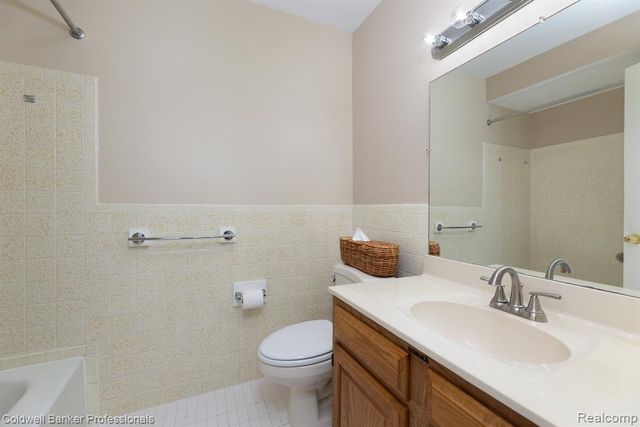 425 Riviera Drive, Saint Clair Shores, MI 48080