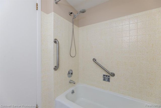 425 Riviera Drive, Saint Clair Shores, MI 48080