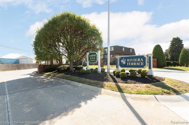 425 Riviera Drive, Saint Clair Shores, MI 48080