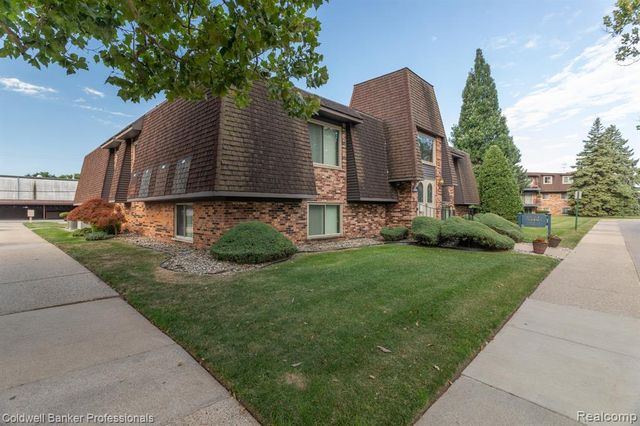425 Riviera Drive, Saint Clair Shores, MI 48080