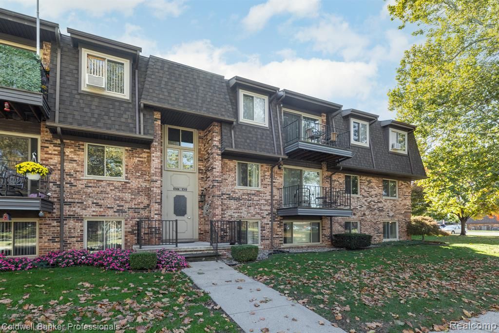 425 Riviera Drive, Saint Clair Shores, MI 48080