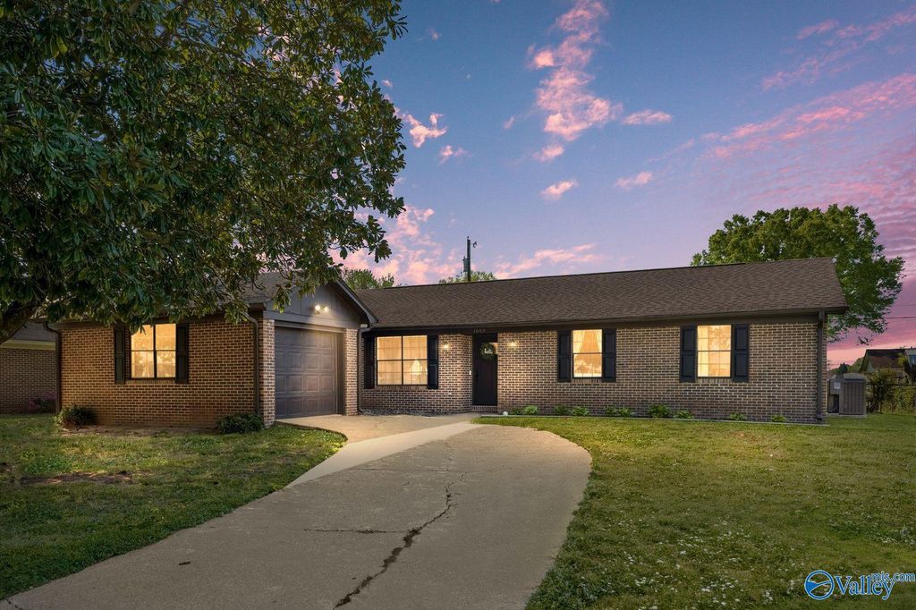 1609 SW Thomas Drive, Decatur, AL 35601