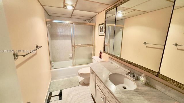 427 Golden Isles Dr 8A, Hallandale Beach, FL 33009
