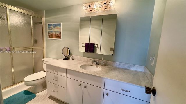 427 Golden Isles Dr 8A, Hallandale Beach, FL 33009