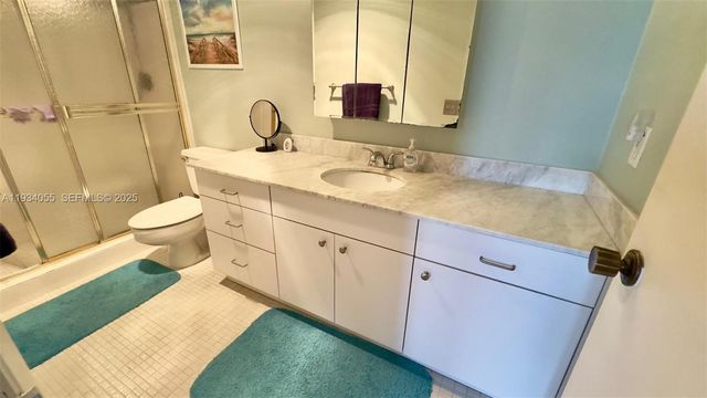 427 Golden Isles Dr 8A, Hallandale Beach, FL 33009