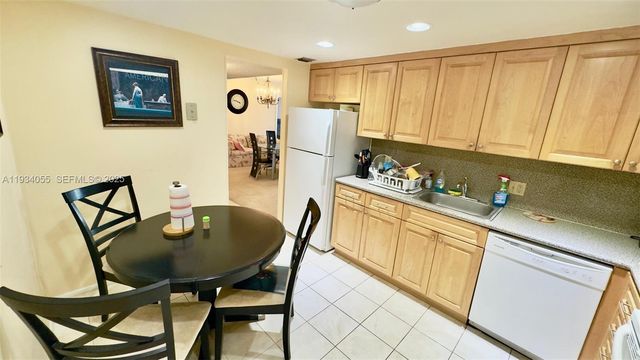 427 Golden Isles Dr 8A, Hallandale Beach, FL 33009