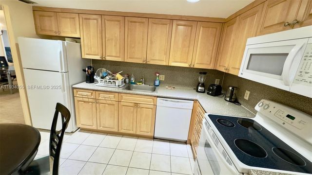 427 Golden Isles Dr 8A, Hallandale Beach, FL 33009