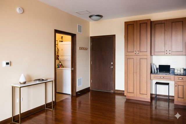 160 S River Street 211, Aurora, IL 60506