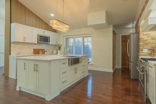8530 W Woodfield COURT, Franklin, WI 53132