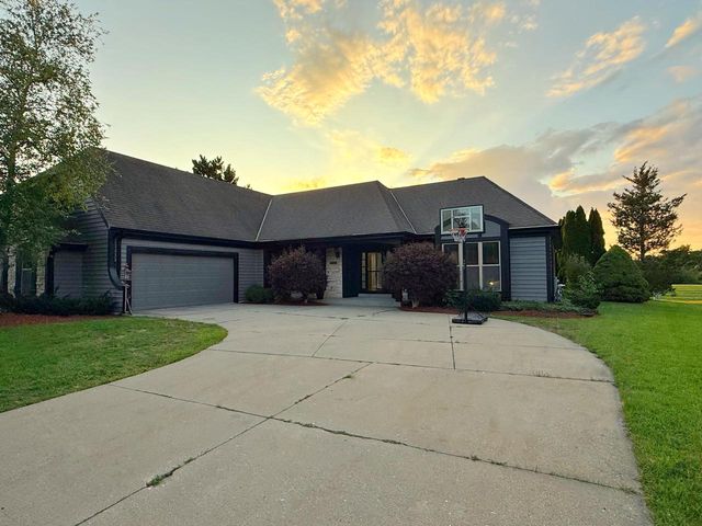 8530 W Woodfield COURT, Franklin, WI 53132