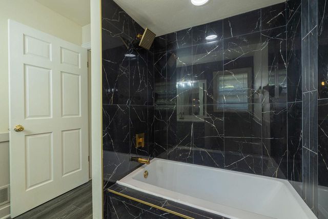8530 W Woodfield COURT, Franklin, WI 53132