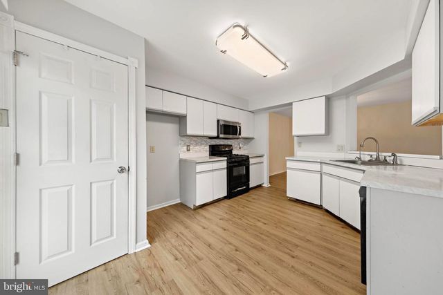 301 OLIPHANT LN, Mount Laurel, NJ 08054