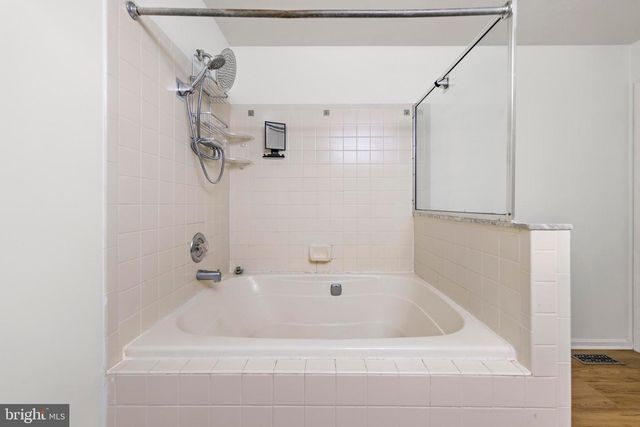 301 OLIPHANT LN, Mount Laurel, NJ 08054