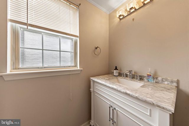301 OLIPHANT LN, Mount Laurel, NJ 08054