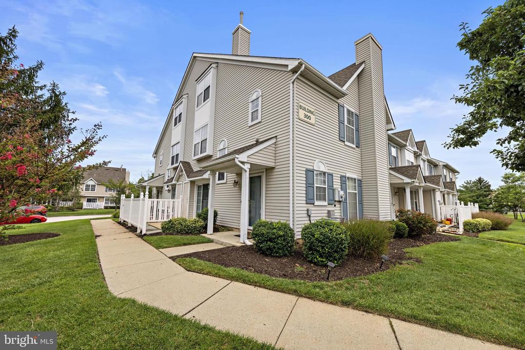 301 OLIPHANT LN, Mount Laurel, NJ 08054