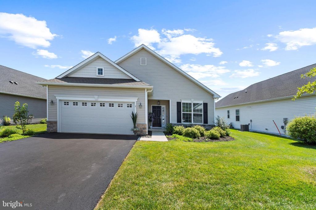 3 COLISEUM DR, Mount Holly, NJ 08060
