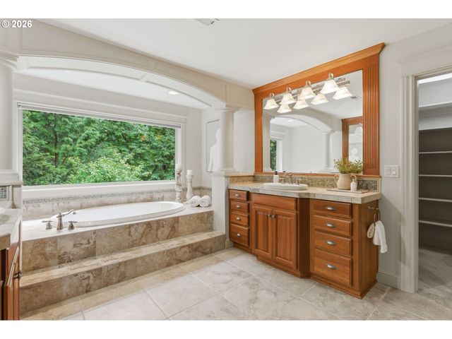 15846 ALLISON Pl, Lake Oswego, OR 97035