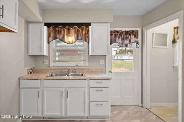 10719 Charlene Dr, Fairdale, KY 40118