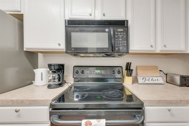 301 Ensenada Plaza, Dallas, TX 75211