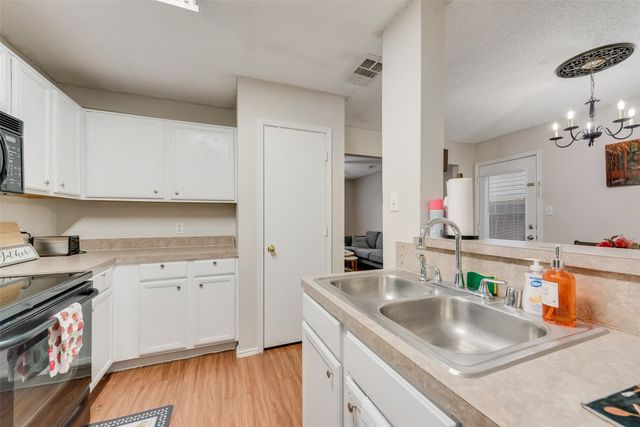 301 Ensenada Plaza, Dallas, TX 75211