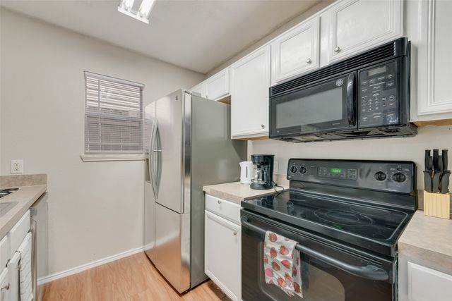 301 Ensenada Plaza, Dallas, TX 75211