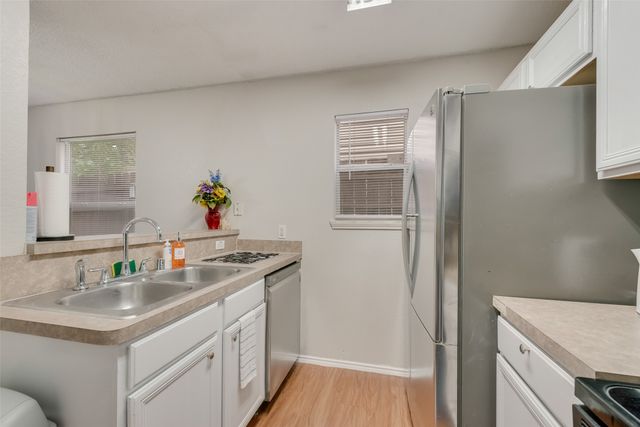 301 Ensenada Plaza, Dallas, TX 75211