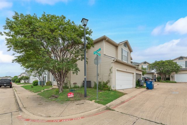 301 Ensenada Plaza, Dallas, TX 75211