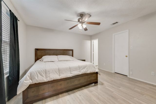 301 Ensenada Plaza, Dallas, TX 75211