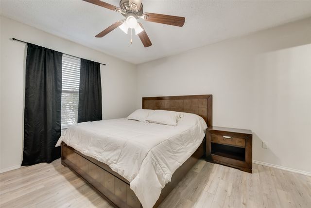 301 Ensenada Plaza, Dallas, TX 75211