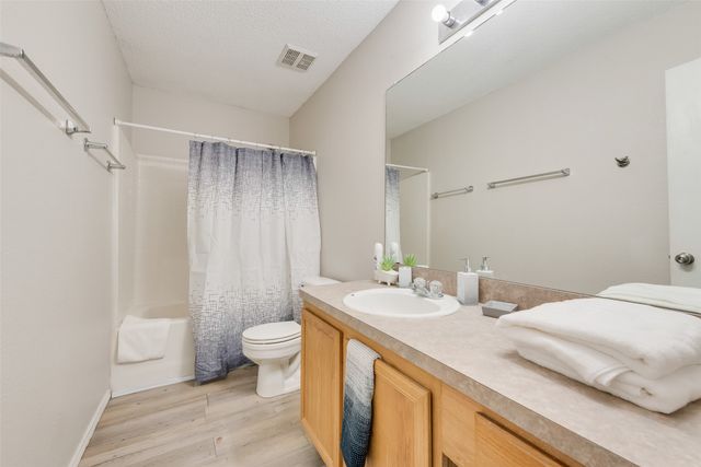 301 Ensenada Plaza, Dallas, TX 75211